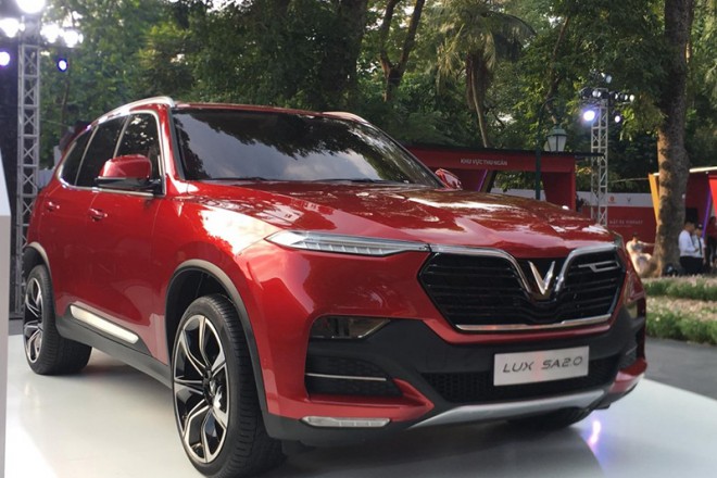 Hướng dẫn vệ sinh thảm lót sàn xe hơi Vinfast